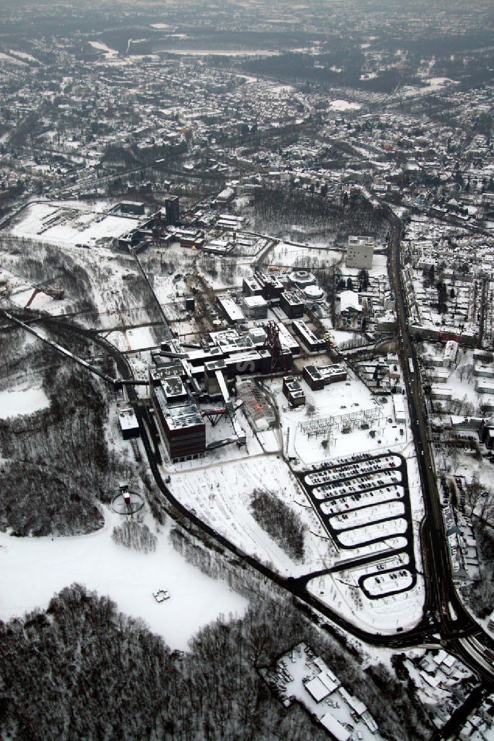 Aerial image Essen - Blick auf das winterlich verschneite Areal der Zeche Zollverein zum Auftakt der Eröffnung der Ruhr 2010 im Ruhrgebiet. Die Zeche Zollverein ist ein im Jahre 1986 stillgelegtes Steinkohlebergwerk im Norden von Essen. Seit 2001 gehören die Zeche und die benachbarte Kokerei Zollverein zum Weltkulturerbe der UNESCO. Zollverein ist Ankerpunkt der Europäischen Route der Industriekultur.