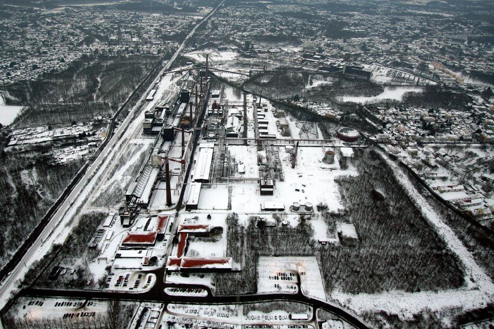 Aerial photograph Essen - Blick auf das winterlich verschneite Areal der Zeche Zollverein zum Auftakt der Eröffnung der Ruhr 2010 im Ruhrgebiet. Die Zeche Zollverein ist ein im Jahre 1986 stillgelegtes Steinkohlebergwerk im Norden von Essen. Seit 2001 gehören die Zeche und die benachbarte Kokerei Zollverein zum Weltkulturerbe der UNESCO. Zollverein ist Ankerpunkt der Europäischen Route der Industriekultur.