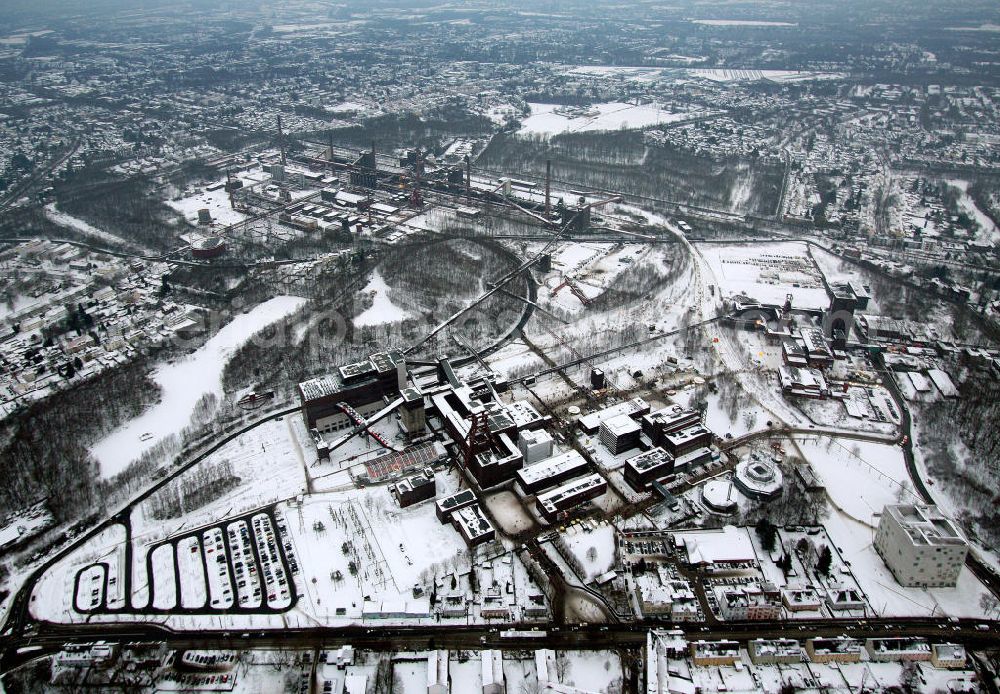 Essen from above - Blick auf das winterlich verschneite Areal der Zeche Zollverein zum Auftakt der Eröffnung der Ruhr 2010 im Ruhrgebiet. Die Zeche Zollverein ist ein im Jahre 1986 stillgelegtes Steinkohlebergwerk im Norden von Essen. Seit 2001 gehören die Zeche und die benachbarte Kokerei Zollverein zum Weltkulturerbe der UNESCO. Zollverein ist Ankerpunkt der Europäischen Route der Industriekultur.