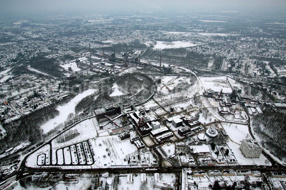 Essen from the bird's eye view: Blick auf das winterlich verschneite Areal der Zeche Zollverein zum Auftakt der Eröffnung der Ruhr2010 im Ruhrgebiet. Die Zeche Zollverein ist ein im Jahre 1986 stillgelegtes Steinkohlebergwerk im Norden von Essen. Seit 2001 gehören die Zeche und die benachbarte Kokerei Zollverein zum Weltkulturerbe der UNESCO. Zollverein ist Ankerpunkt der Europäischen Route der Industriekultur.