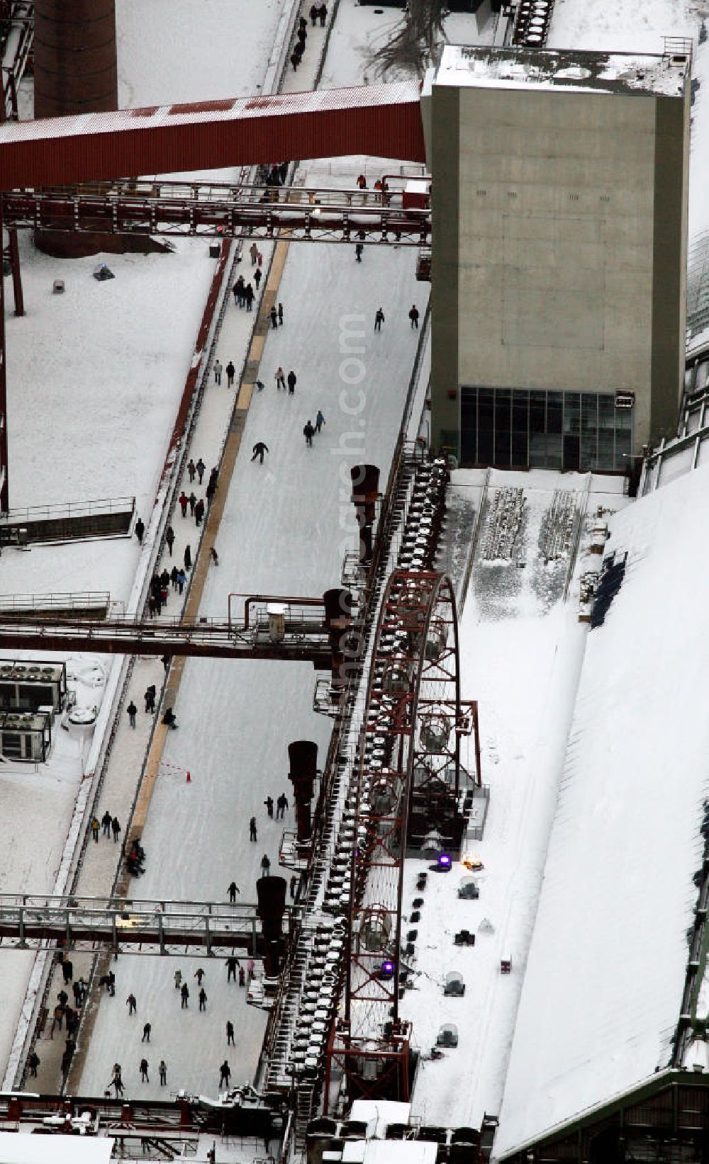 Aerial image Essen - Blick auf das winterlich verschneite Areal der Zeche Zollverein zum Auftakt der Eröffnung der Ruhr2010 im Ruhrgebiet. Die Zeche Zollverein ist ein im Jahre 1986 stillgelegtes Steinkohlebergwerk im Norden von Essen. Seit 2001 gehören die Zeche und die benachbarte Kokerei Zollverein zum Weltkulturerbe der UNESCO. Zollverein ist Ankerpunkt der Europäischen Route der Industriekultur.