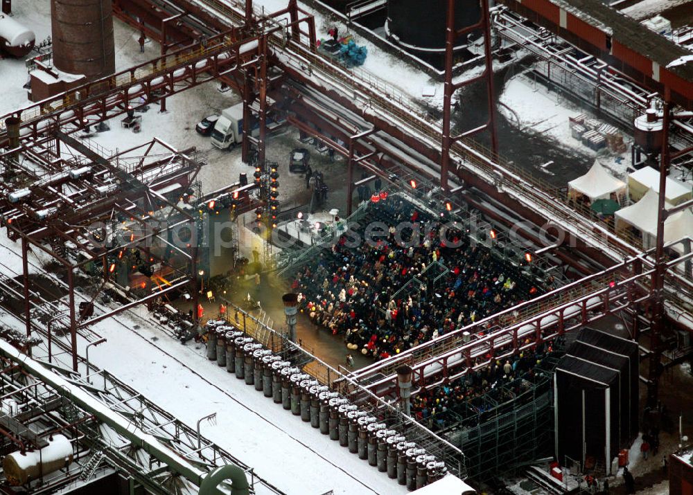 Aerial photograph Essen - Blick auf das winterlich verschneite Areal der Zeche Zollverein zum Auftakt der Eröffnung der Ruhr2010 im Ruhrgebiet. Die Zeche Zollverein ist ein im Jahre 1986 stillgelegtes Steinkohlebergwerk im Norden von Essen. Seit 2001 gehören die Zeche und die benachbarte Kokerei Zollverein zum Weltkulturerbe der UNESCO. Zollverein ist Ankerpunkt der Europäischen Route der Industriekultur.