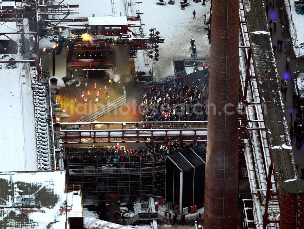 Essen from the bird's eye view: Blick auf das winterlich verschneite Areal der Zeche Zollverein zum Auftakt der Eröffnung der Ruhr2010 im Ruhrgebiet. Die Zeche Zollverein ist ein im Jahre 1986 stillgelegtes Steinkohlebergwerk im Norden von Essen. Seit 2001 gehören die Zeche und die benachbarte Kokerei Zollverein zum Weltkulturerbe der UNESCO. Zollverein ist Ankerpunkt der Europäischen Route der Industriekultur.