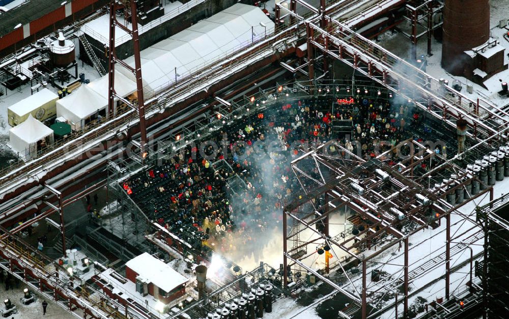 Aerial image Essen - Blick auf das winterlich verschneite Areal der Zeche Zollverein zum Auftakt der Eröffnung der Ruhr2010 im Ruhrgebiet. Die Zeche Zollverein ist ein im Jahre 1986 stillgelegtes Steinkohlebergwerk im Norden von Essen. Seit 2001 gehören die Zeche und die benachbarte Kokerei Zollverein zum Weltkulturerbe der UNESCO. Zollverein ist Ankerpunkt der Europäischen Route der Industriekultur.