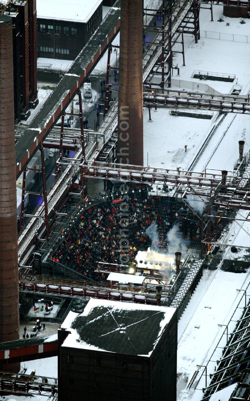 Aerial photograph Essen - Blick auf das winterlich verschneite Areal der Zeche Zollverein zum Auftakt der Eröffnung der Ruhr2010 im Ruhrgebiet. Die Zeche Zollverein ist ein im Jahre 1986 stillgelegtes Steinkohlebergwerk im Norden von Essen. Seit 2001 gehören die Zeche und die benachbarte Kokerei Zollverein zum Weltkulturerbe der UNESCO. Zollverein ist Ankerpunkt der Europäischen Route der Industriekultur.