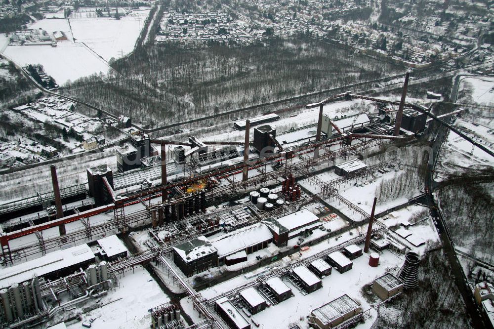 Essen from above - Blick auf das winterlich verschneite Areal der Zeche Zollverein zum Auftakt der Eröffnung der Ruhr2010 im Ruhrgebiet. Die Zeche Zollverein ist ein im Jahre 1986 stillgelegtes Steinkohlebergwerk im Norden von Essen. Seit 2001 gehören die Zeche und die benachbarte Kokerei Zollverein zum Weltkulturerbe der UNESCO. Zollverein ist Ankerpunkt der Europäischen Route der Industriekultur.