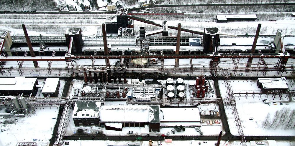 Essen from the bird's eye view: Blick auf das winterlich verschneite Areal der Zeche Zollverein zum Auftakt der Eröffnung der Ruhr2010 im Ruhrgebiet. Die Zeche Zollverein ist ein im Jahre 1986 stillgelegtes Steinkohlebergwerk im Norden von Essen. Seit 2001 gehören die Zeche und die benachbarte Kokerei Zollverein zum Weltkulturerbe der UNESCO. Zollverein ist Ankerpunkt der Europäischen Route der Industriekultur.