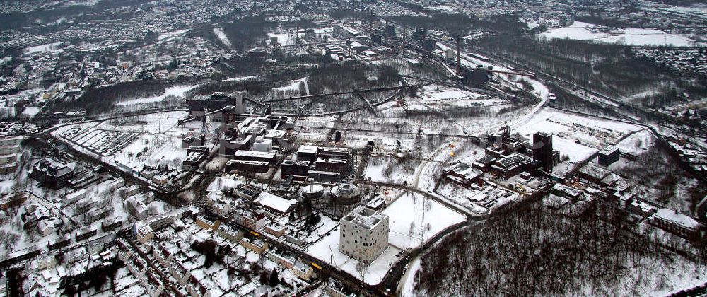 Aerial image Essen - Blick auf das winterlich verschneite Areal der Zeche Zollverein zum Auftakt der Eröffnung der Ruhr2010 im Ruhrgebiet. Die Zeche Zollverein ist ein im Jahre 1986 stillgelegtes Steinkohlebergwerk im Norden von Essen. Seit 2001 gehören die Zeche und die benachbarte Kokerei Zollverein zum Weltkulturerbe der UNESCO. Zollverein ist Ankerpunkt der Europäischen Route der Industriekultur.