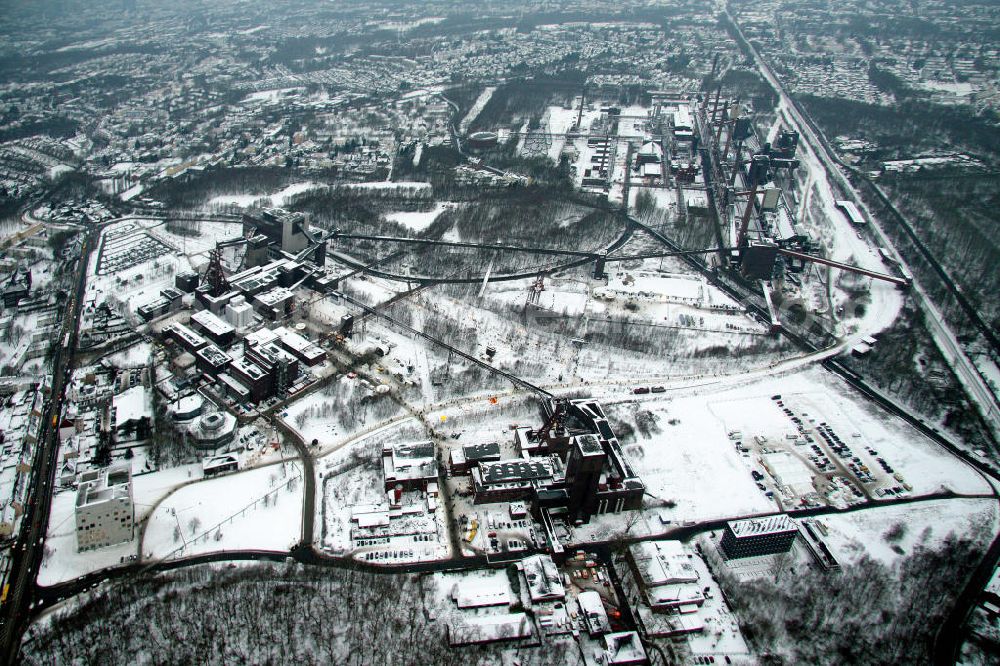 Aerial photograph Essen - Blick auf das winterlich verschneite Areal der Zeche Zollverein zum Auftakt der Eröffnung der Ruhr2010 im Ruhrgebiet. Die Zeche Zollverein ist ein im Jahre 1986 stillgelegtes Steinkohlebergwerk im Norden von Essen. Seit 2001 gehören die Zeche und die benachbarte Kokerei Zollverein zum Weltkulturerbe der UNESCO. Zollverein ist Ankerpunkt der Europäischen Route der Industriekultur.