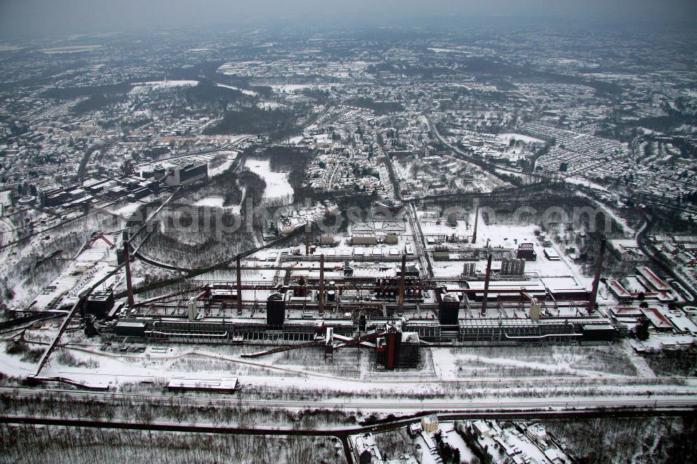 Essen from above - Blick auf das winterlich verschneite Areal der Zeche Zollverein zum Auftakt der Eröffnung der Ruhr2010 im Ruhrgebiet. Die Zeche Zollverein ist ein im Jahre 1986 stillgelegtes Steinkohlebergwerk im Norden von Essen. Seit 2001 gehören die Zeche und die benachbarte Kokerei Zollverein zum Weltkulturerbe der UNESCO. Zollverein ist Ankerpunkt der Europäischen Route der Industriekultur.