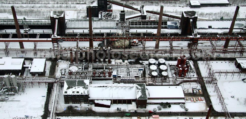 Essen from the bird's eye view: Blick auf das winterlich verschneite Areal der Zeche Zollverein zum Auftakt der Eröffnung der Ruhr2010 im Ruhrgebiet. Die Zeche Zollverein ist ein im Jahre 1986 stillgelegtes Steinkohlebergwerk im Norden von Essen. Seit 2001 gehören die Zeche und die benachbarte Kokerei Zollverein zum Weltkulturerbe der UNESCO. Zollverein ist Ankerpunkt der Europäischen Route der Industriekultur.