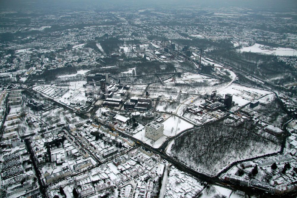 Aerial image Essen - Blick auf das winterlich verschneite Areal der Zeche Zollverein zum Auftakt der Eröffnung der Ruhr2010 im Ruhrgebiet. Die Zeche Zollverein ist ein im Jahre 1986 stillgelegtes Steinkohlebergwerk im Norden von Essen. Seit 2001 gehören die Zeche und die benachbarte Kokerei Zollverein zum Weltkulturerbe der UNESCO. Zollverein ist Ankerpunkt der Europäischen Route der Industriekultur.