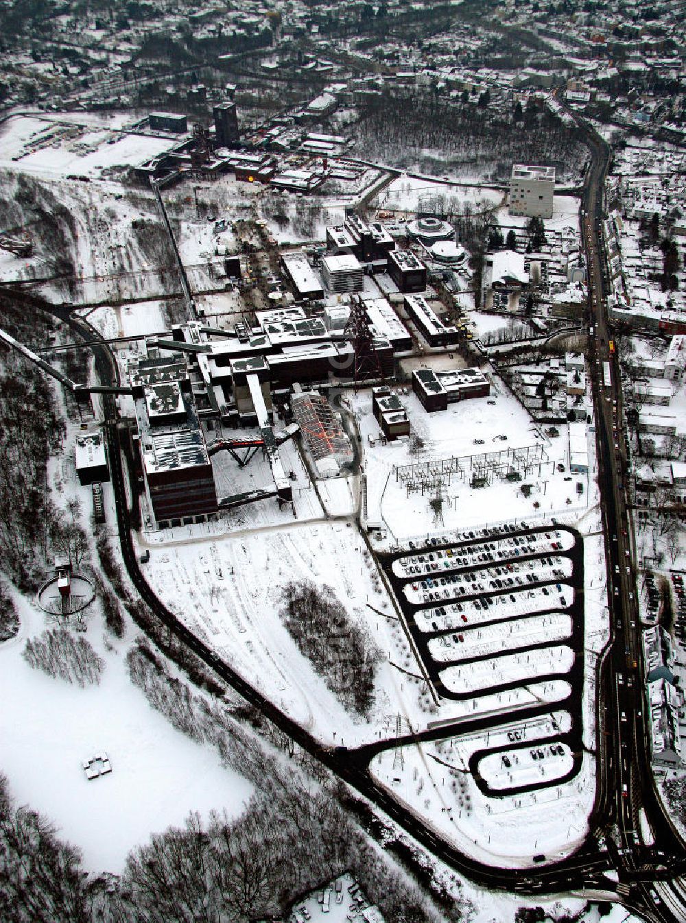 Aerial photograph Essen - Blick auf das winterlich verschneite Areal der Zeche Zollverein zum Auftakt der Eröffnung der Ruhr2010 im Ruhrgebiet. Die Zeche Zollverein ist ein im Jahre 1986 stillgelegtes Steinkohlebergwerk im Norden von Essen. Seit 2001 gehören die Zeche und die benachbarte Kokerei Zollverein zum Weltkulturerbe der UNESCO. Zollverein ist Ankerpunkt der Europäischen Route der Industriekultur.