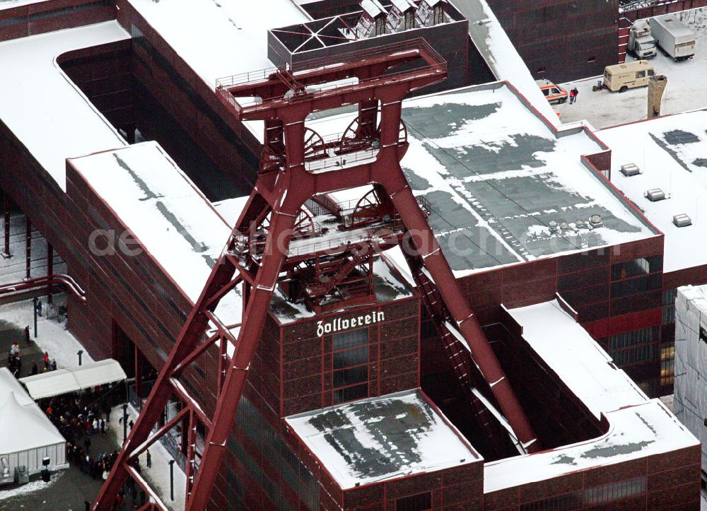 Essen from above - Blick auf das winterlich verschneite Areal der Zeche Zollverein zum Auftakt der Eröffnung der Ruhr2010 im Ruhrgebiet. Die Zeche Zollverein ist ein im Jahre 1986 stillgelegtes Steinkohlebergwerk im Norden von Essen. Seit 2001 gehören die Zeche und die benachbarte Kokerei Zollverein zum Weltkulturerbe der UNESCO. Zollverein ist Ankerpunkt der Europäischen Route der Industriekultur.