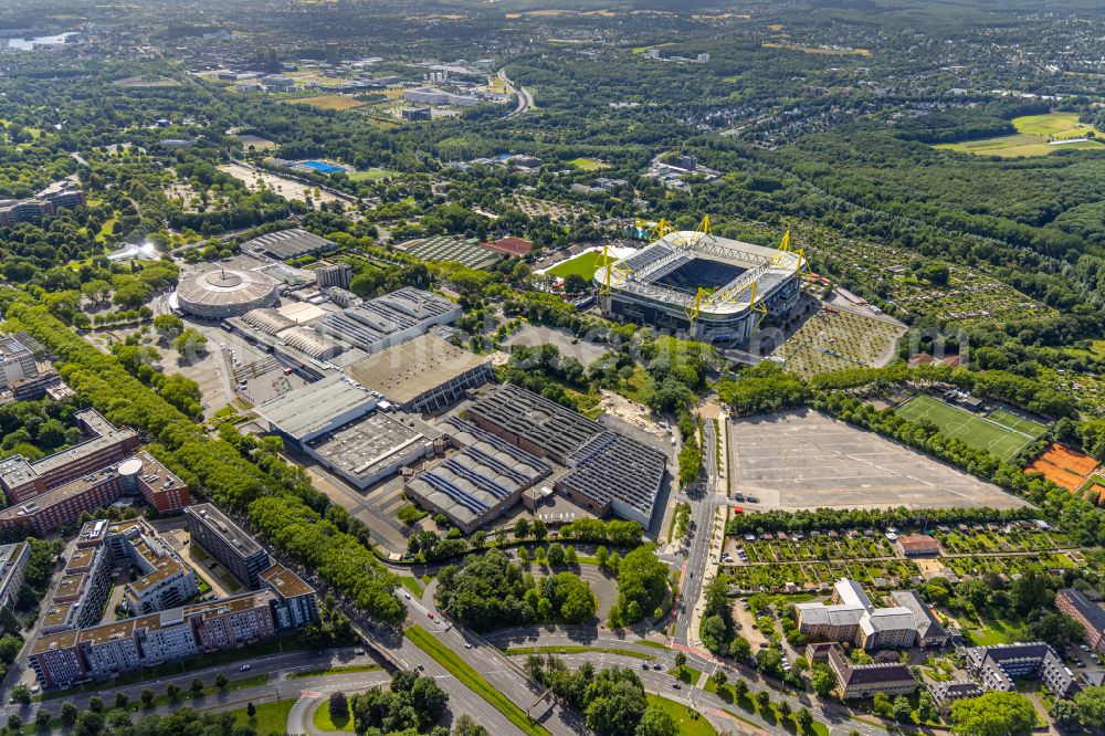 Aerial photograph Dortmund - Wintry snow-covered sports facility grounds of the arena of the BVB - stadium Signal Iduna Park on the street Strobelallee in the district Westfalenhalle in Dortmund in the Ruhr area in the state North Rhine-Westphalia, Germany