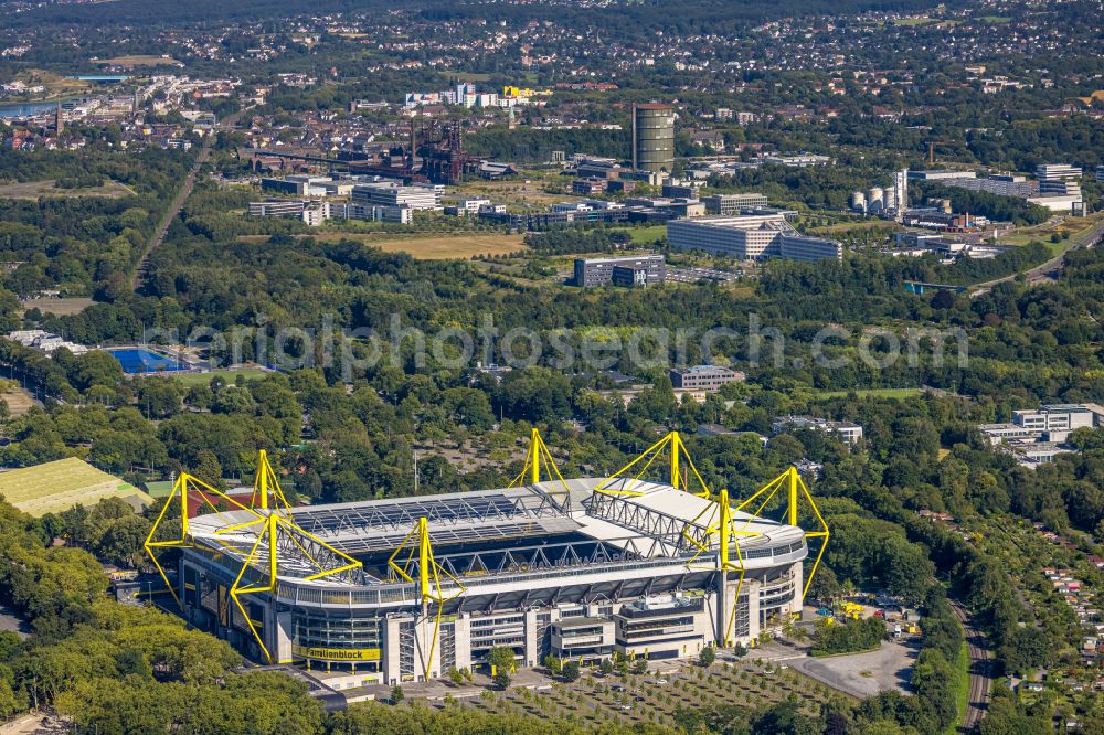 Aerial photograph Dortmund - Wintry snow-covered sports facility grounds of the arena of the BVB - stadium Signal Iduna Park on the street Strobelallee in the district Westfalenhalle in Dortmund in the Ruhr area in the state North Rhine-Westphalia, Germany