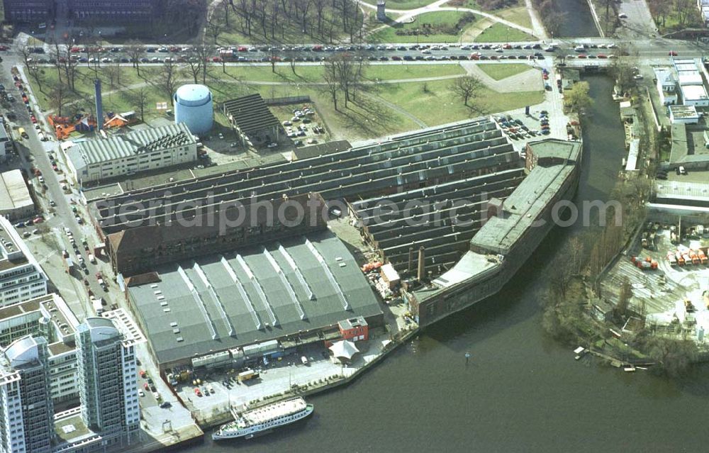 Aerial photograph Berlin- Treptow - ARENA - Konzerthallen (ehem. Busdepot) an der Spree in berlin - Treptow. 11.03.02