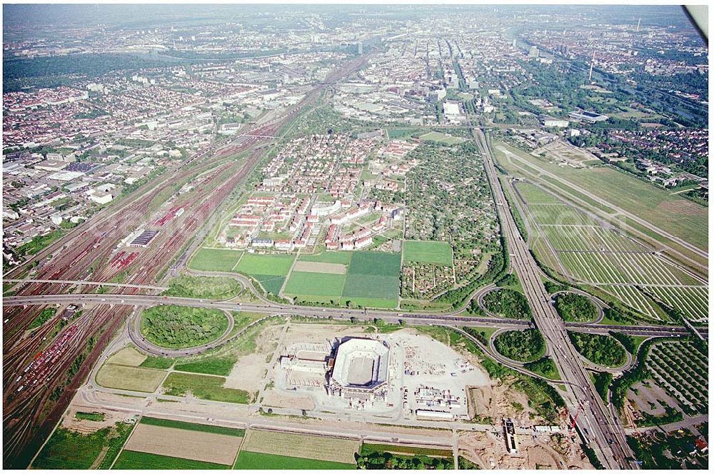 Mannheim from above - 28.05.2004 Neubau der ARENA MANNHEIM Besitzgesellschaft mbH & Co. KG Ansprechpartner Matthias Fries Bergheimerstraße 89 / 1, 69115 Heidelberg Tel.: (06221) 43 20 6 - 0 E-Mail: info@arena-mannheim.de Im Hintergrund der Fernmeldeturm Mannheim