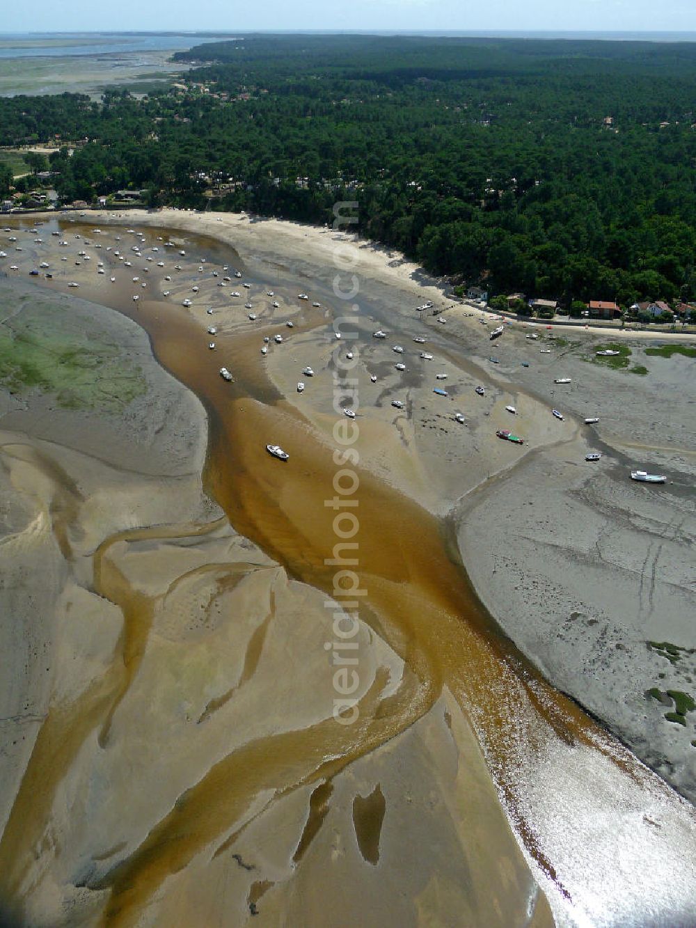 Aerial photograph Ares - Blick auf den Strand der Stadt Ares am Becken von Arcachon bei Ebbe. Die Stadt liegt nordöstlich von Archachon. View to the beach of the town Ares on the Bay of Arcachon at low tide. The city is located northeast of Archachon.