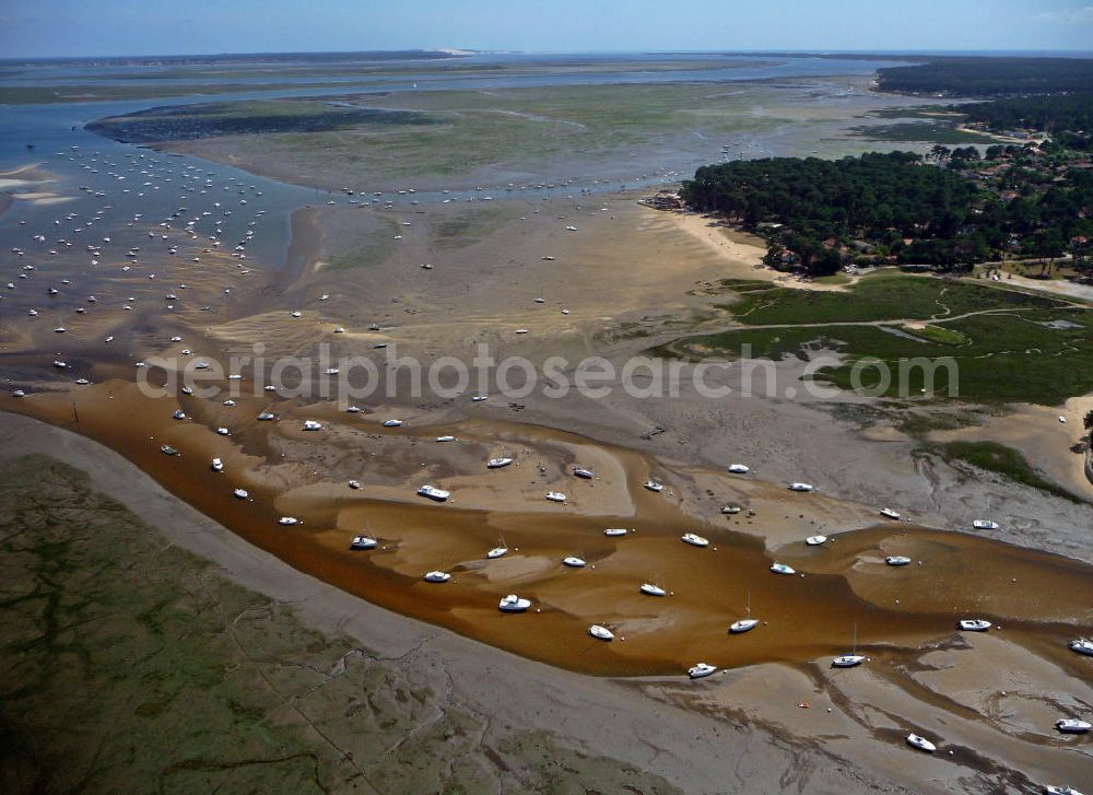 Ares from above - Blick auf den Strand der Stadt Ares am Becken von Arcachon bei Ebbe. Die Stadt liegt nordöstlich von Archachon. View to the beach of the town Ares on the Bay of Arcachon at low tide. The city is located northeast of Archachon.