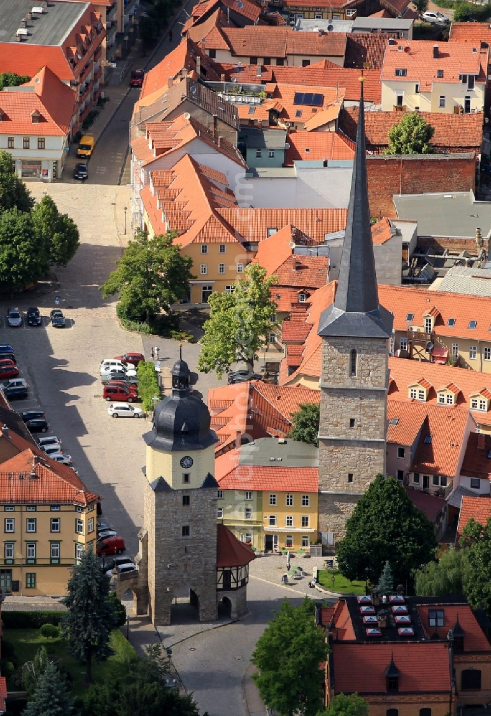 Arnstadt from the bird's eye view: Partial view of Arnstadt with view of the Jakobsturm, the Riedtor and Neutorturm in the state of Thuringia. The Riedtor completes the listed Riedplatz southward