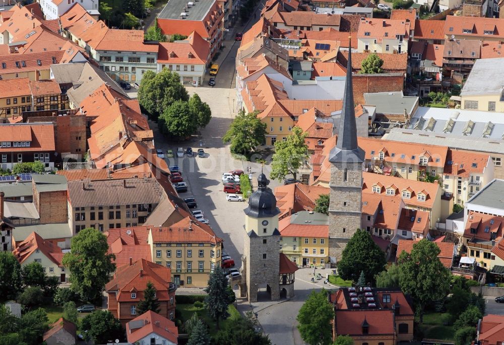 Aerial image Arnstadt - Partial view of Arnstadt with view of the Jakobsturm, the Riedtor and Neutorturm in the state of Thuringia. The Riedtor completes the listed Riedplatz southward