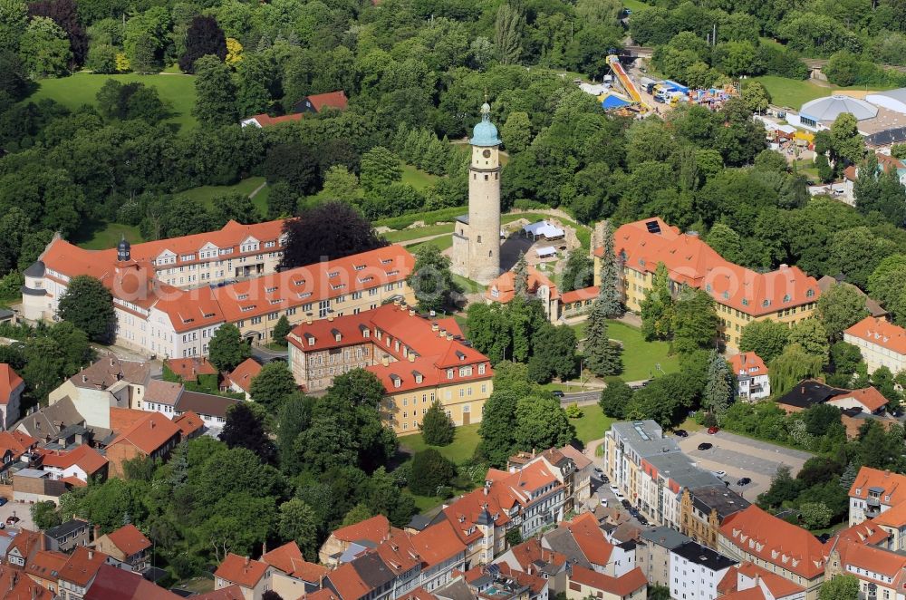 Arnstadt from the bird's eye view: Partial view of the historic city of Arnstadt with a view of the castle ruins Neideck and the administrative district office of the Ilm - Kreis in the state of Thuringia. The originally castle tower is located in the castle gardens at the north eastern edge of the historic city