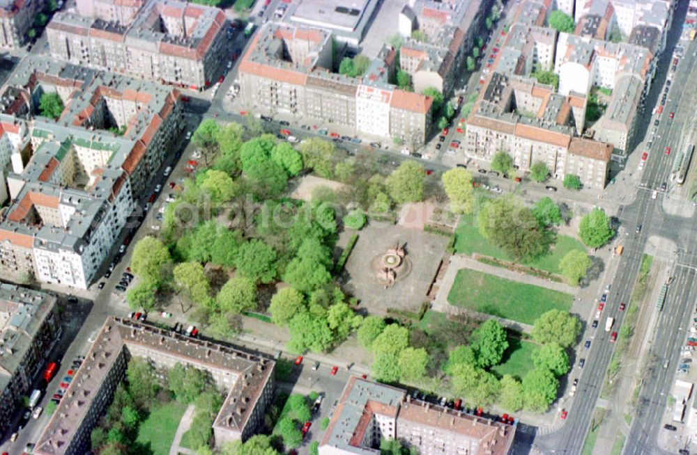 Aerial image Berlin-Friedrichshain - Arnswalder Platz mit Stierbrunnen in Berlin- Friedrichshain.