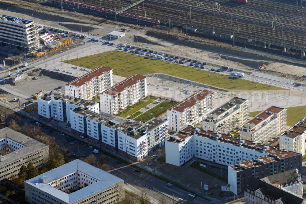 München from above - Blick auf den Arnulfpark in München. Der Arnulfpark ist ein neues Stadtquartier in München mit Wohn- und Bürogebäuden sowie Kultureinrichtungen, Einkaufsmöglichkeiten, einem Park sowie Kindergärten auf dem Gelände des ehemaligen Münchner Containerbahnhofs. Auf dem ehemaligen Containerbahnhof wird durch Vivico seit vier Jahren das Areal mit Hilfe von verschiedenen Wohnbauträgern entwickelt und bebaut. Kontakt: Vivico Real Estate GmbH, Hedderichstr. 55-57, 60594 Frankfurt/Main, Tel.: 069-606270. Vivico, Klaus-Mann-Platz 1, 80636 München, Tel.: 08954548530. Albert Blaumoser, Architekt und Stadtplaner, Oliver Glück, Architekt, Söckinger Straße 1b, 82319 Starnberg, Tel.: 0815155927-0.