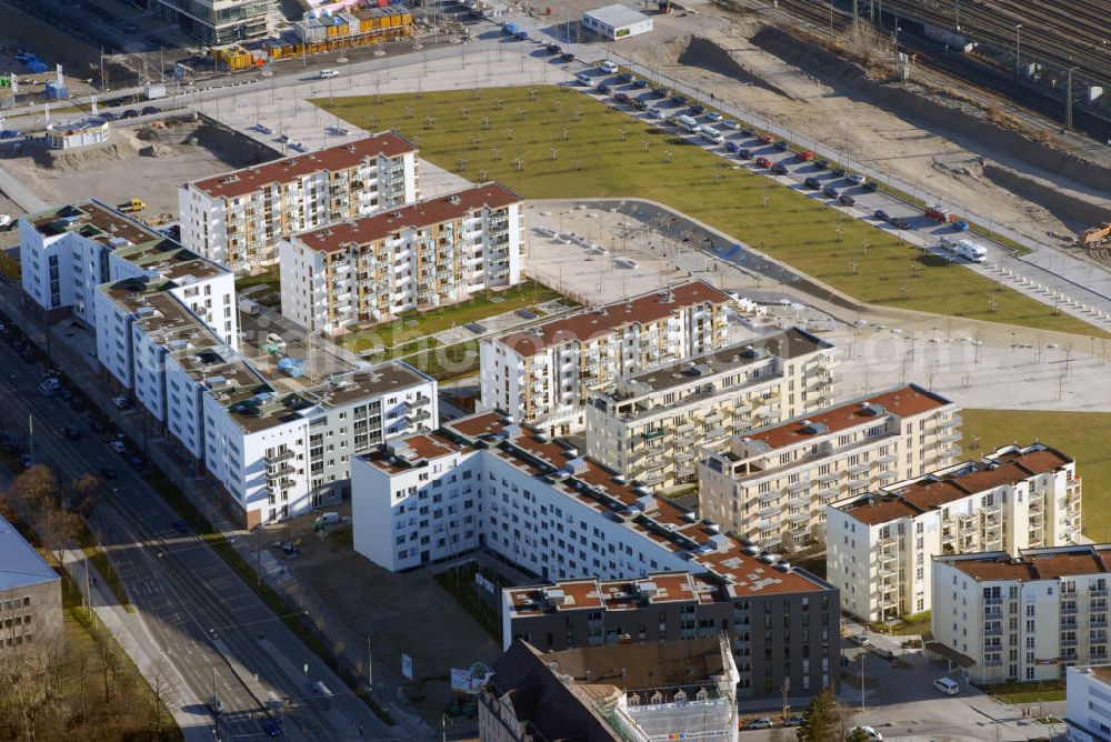 München from the bird's eye view: Blick auf den Arnulfpark in München. Der Arnulfpark ist ein neues Stadtquartier in München mit Wohn- und Bürogebäuden sowie Kultureinrichtungen, Einkaufsmöglichkeiten, einem Park sowie Kindergärten auf dem Gelände des ehemaligen Münchner Containerbahnhofs. Auf dem ehemaligen Containerbahnhof wird durch Vivico seit vier Jahren das Areal mit Hilfe von verschiedenen Wohnbauträgern entwickelt und bebaut. Kontakt: Vivico Real Estate GmbH, Hedderichstr. 55-57, 60594 Frankfurt/Main, Tel.: 069-606270. Vivico, Klaus-Mann-Platz 1, 80636 München, Tel.: 08954548530. Albert Blaumoser, Architekt und Stadtplaner, Oliver Glück, Architekt, Söckinger Straße 1b, 82319 Starnberg, Tel.: 0815155927-0.