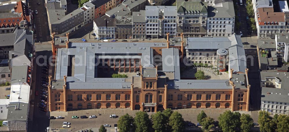 Schwerin from the bird's eye view: Blick auf das Arsenal am Pfaffenteich. Das 1840 errichtete Gebäude diente als Zeughaus, Kaserne und Behördensitz. Seit 1990 ist das Arsenal Sitz des Innenministeriums von Mecklenburg-Vorpommern. View of the Arsenal at the Pfaffenteich. The building was built in 1840 and served as an arsenal, barracks and administration building. Since 1990, the arsenal is the seat of the Department of the Interior of Mecklenburg-Western Pomerania.