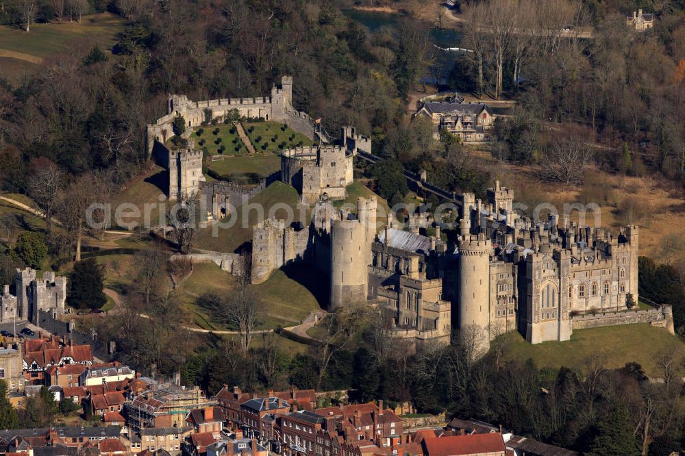 Arundel from above - Blick auf das Schloss Arundel Castle in der Grafschaft West Sussex. Arundel Castle ist eine der besterhaltenen mittelalterlichen Burgen und eines der eindrucksvollsten Schlösser in Britannien. Es ist der Wohnsitz des Herzogs von Norfolk und seiner Familie. View of Arundel Castle in West Sussex. Arundel Castle is one of the best preserved medieval castles and one of the most impressive castles in Britain. It is still the principal seat of the Duke of Norfolk and his family.