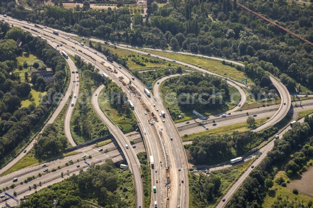 Aerial photograph Duisburg - Motorway construction site to renew the asphalt surface on the route at the motorway junction of BAB A42 A59 Kreuz Duisburg-Nord in the district Obermeiderich in Duisburg at Ruhrgebiet in the state North Rhine-Westphalia, Germany