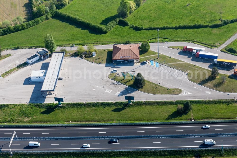 La Sega, Gruaro from the bird's eye view: Motorway service area Autogrill Gruaro Ovest on the edge of the course of highway A21 in La Sega, Gruaro in Venetien, Italy