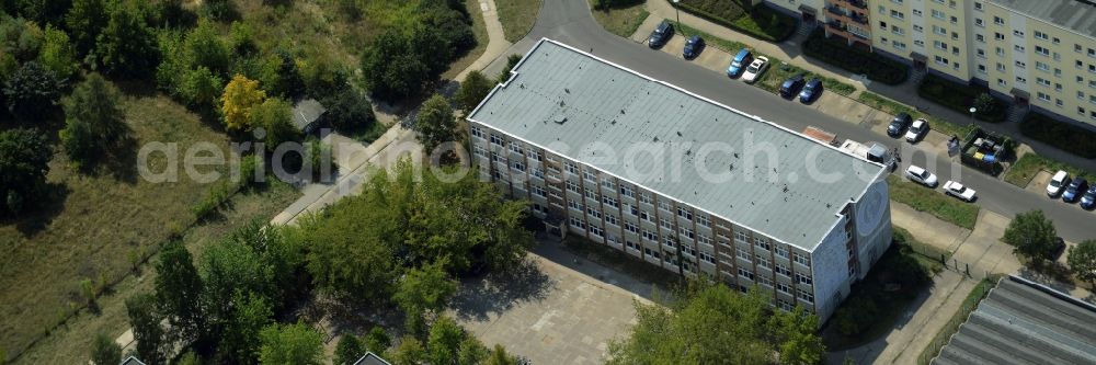 Aerial photograph Berlin - Home for asylum seekers in a former school building in the district of Marzahn-Hellersdorf in Berlin in Germany. The former Max-Rheinhardt-School is located amidst concrete slab buildings and residential estates on Carola-Neher-Street