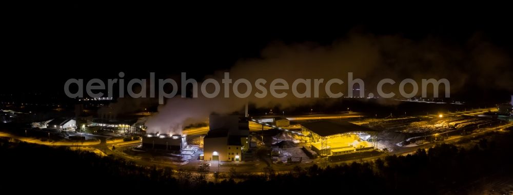 Aerial image at night Eberswalde - Night lighting white exhaust smoke plumes from the power plants and exhaust towers of the wood-fired cogeneration plant 1Heiz Pellets in Eberswalde in the state Brandenburg, Germany