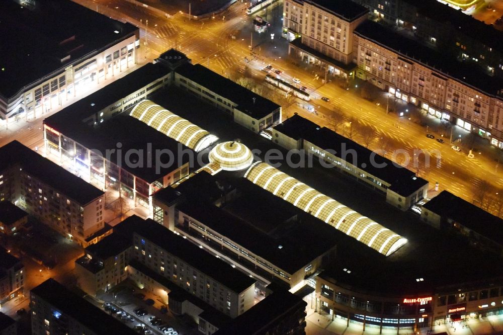 Aerial photograph at night Magdeburg - Night lighting of the Allee Center in the district of Altstadt in Magdeburg in the state of Saxony-Anhalt