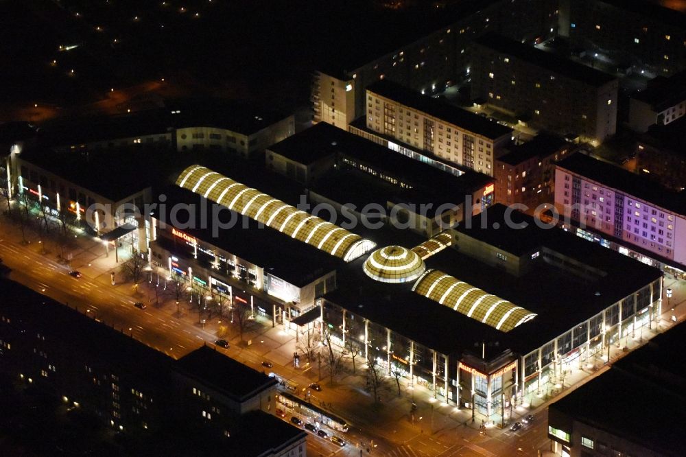 Magdeburg at night from the bird perspective: Night lighting of the Allee Center in the district of Altstadt in Magdeburg in the state of Saxony-Anhalt