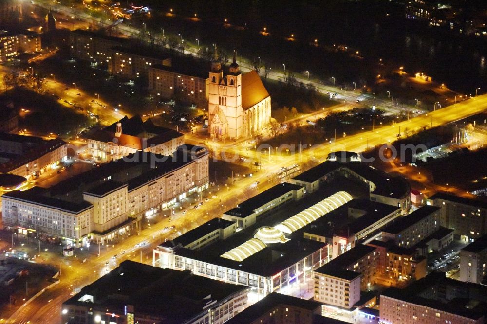 Magdeburg at night from the bird perspective: Night lighting of the Allee Center in the district of Altstadt in Magdeburg in the state of Saxony-Anhalt