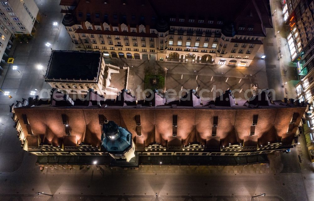 Leipzig at night from the bird perspective: Night lighting ensemble space an place Marktplatz on Alten Rathaus in the inner city center in the district Altstadt in Leipzig in the state Saxony, Germany