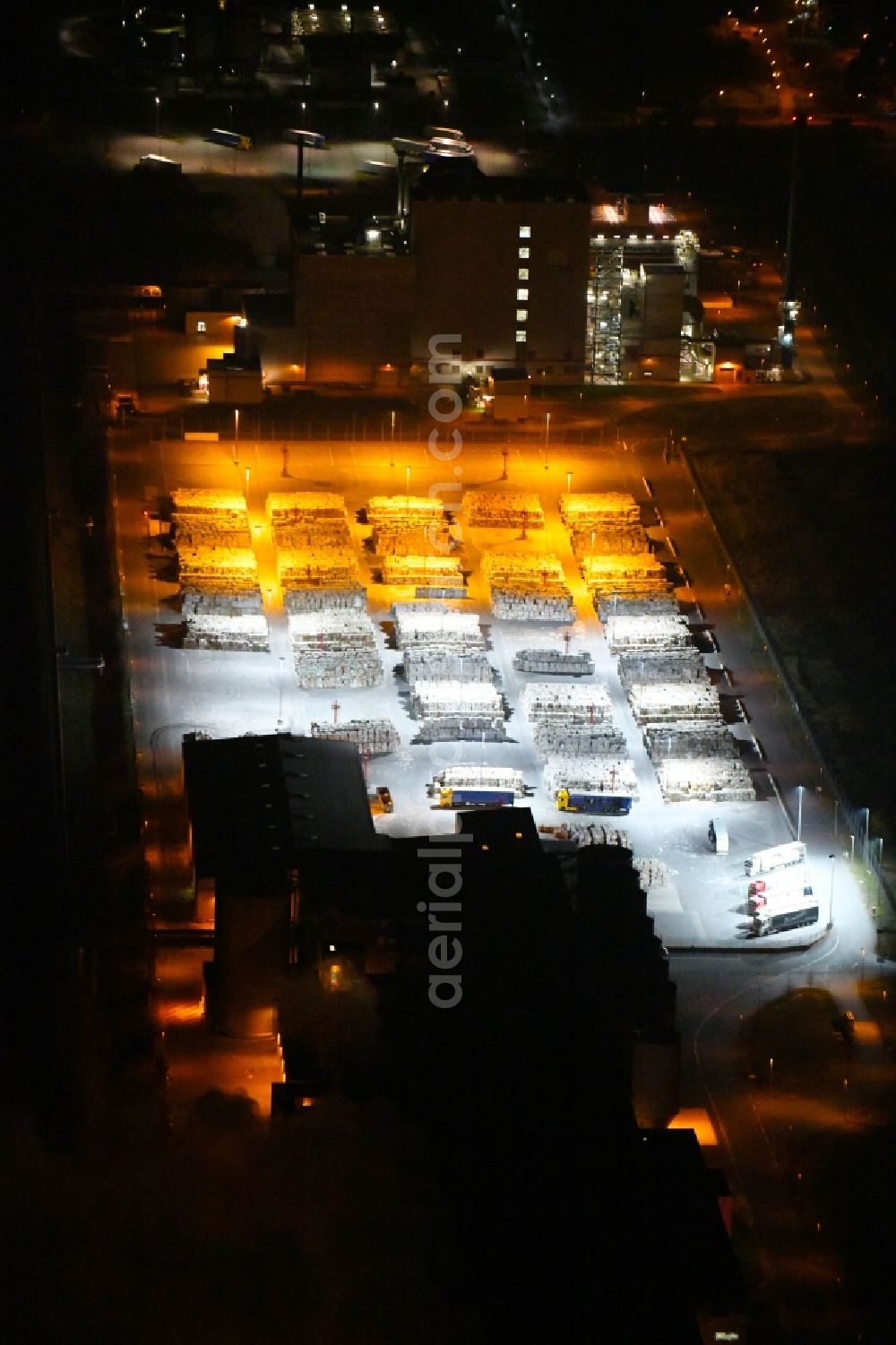 Eisenhüttenstadt at night from above - Night lighting View at Waste paper stacks on the plant grounds of the factory for corrugated base paper Propapier plant PM2 GmbH in Eisenhuettenstadt in Brandenburg