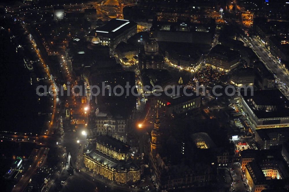 Aerial photograph at night Dresden - Nachtaufnahme der weihnachtlich geschmückten Altstadt mit Blick Richtung Südosten. Im Vordergrund die Katholische Hofkirche und das Residenzschloss am Theaterplatz. Night shot of the festively decorated old town,viewing direction southeast.