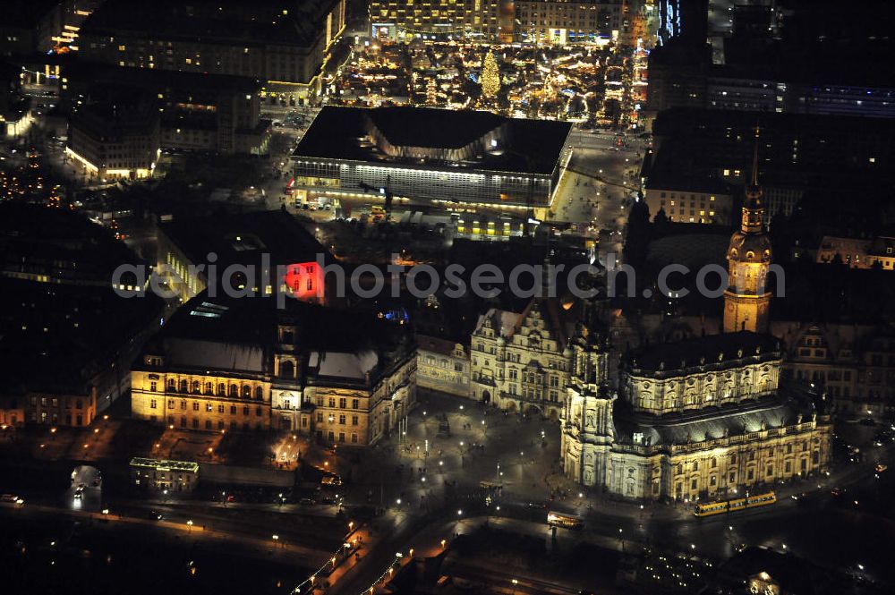 Dresden at night from the bird perspective: Nachtaufnahme der weihnachtlich geschmückten Altstadt mit Blick Richtung Süden zum Striezelmarkt. Im Vordergrund das Sächsische Ständehaus, dem Sitz des Oberlandesgerichts Dresden, und die Katholische Hofkirche. Night shot of the festively decorated old town,viewing direction south to the Striezelmarkt.