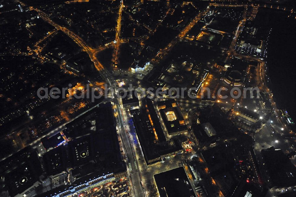 Dresden at night from the bird perspective: Nachtaufnahme der weihnachtlich geschmückten Altstadt. Night shot of the festively decorated old town.