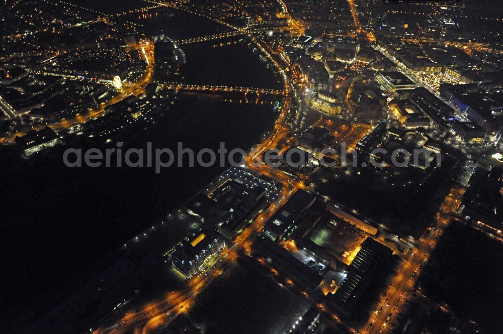 Dresden at night from the bird perspective: Nachtaufnahme der weihnachtlich geschmückten Altstadt. Night shot of the festively decorated old town.