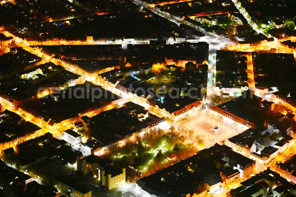 Bernburg (Saale) at night from the bird perspective: Night lighting old Town area and city center on Karlsplatz in Bernburg (Saale) in the state Saxony-Anhalt, Germany