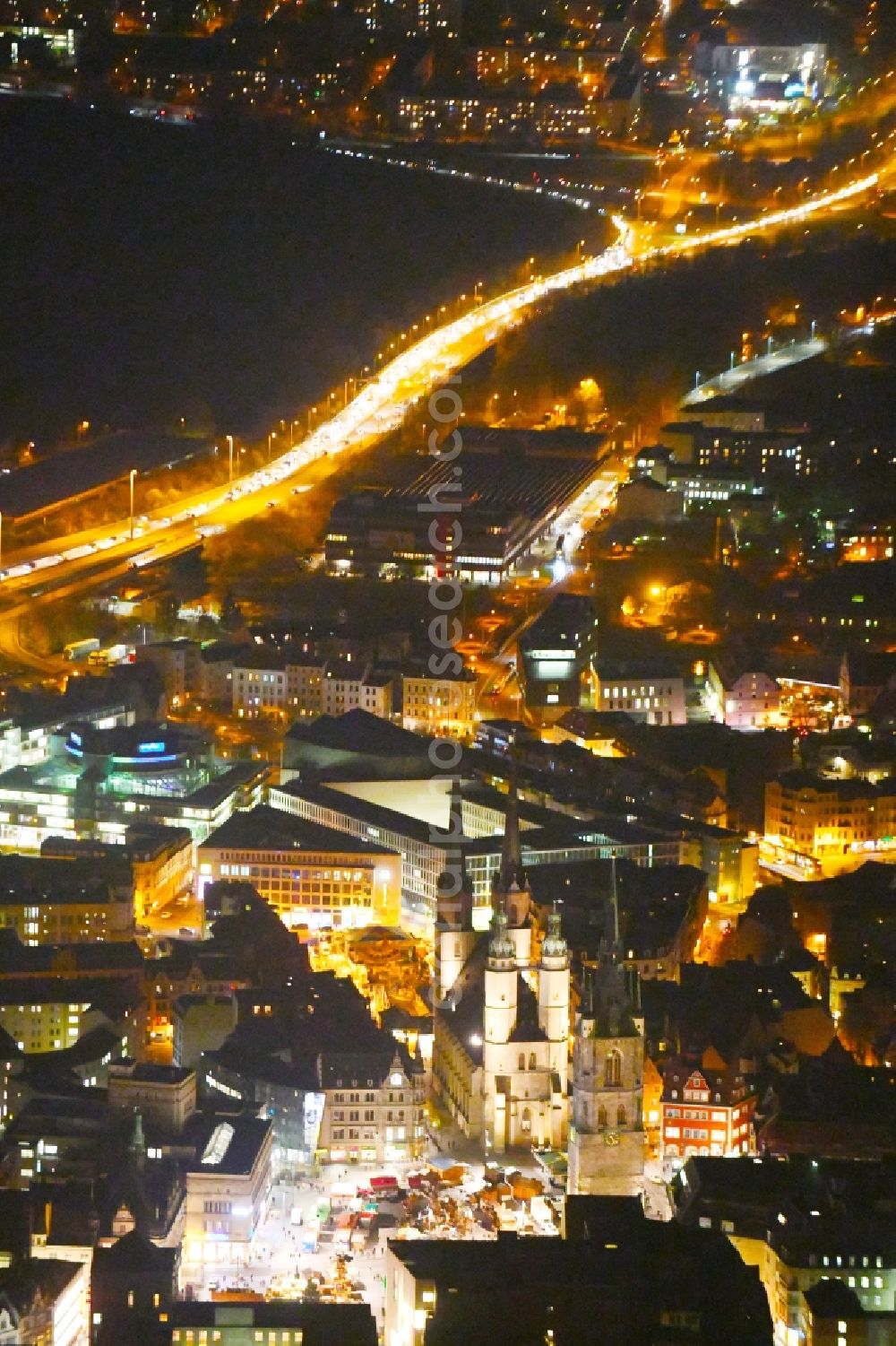 Halle (Saale) at night from the bird perspective: Night lighting Old Town area and city center with Marktkirche Unser lieben Frauen, Marienkirche, Roter Turm and Marktplatz in the district Mitte in Halle (Saale) in the state Saxony-Anhalt, Germany