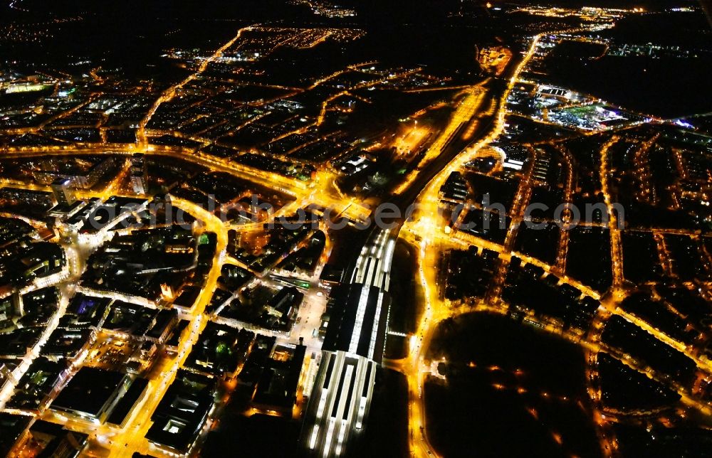 Erfurt at night from the bird perspective: Night lighting Old Town area and city center on Central Station in Erfurt in the state Thuringia, Germany