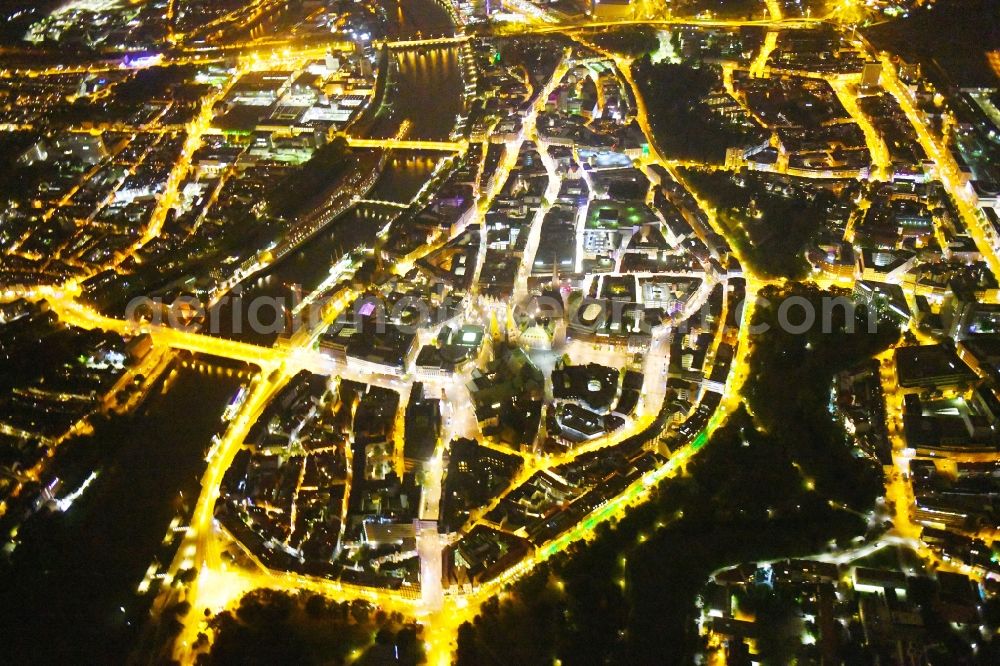 Bremen at night from the bird perspective: Night lighting Old Town area and city center in the district Mitte in Bremen, Germany