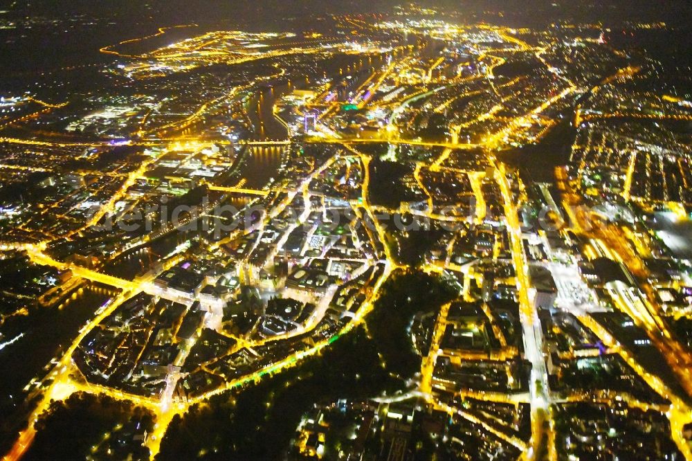 Bremen at night from the bird perspective: Night lighting Old Town area and city center in the district Mitte in Bremen, Germany